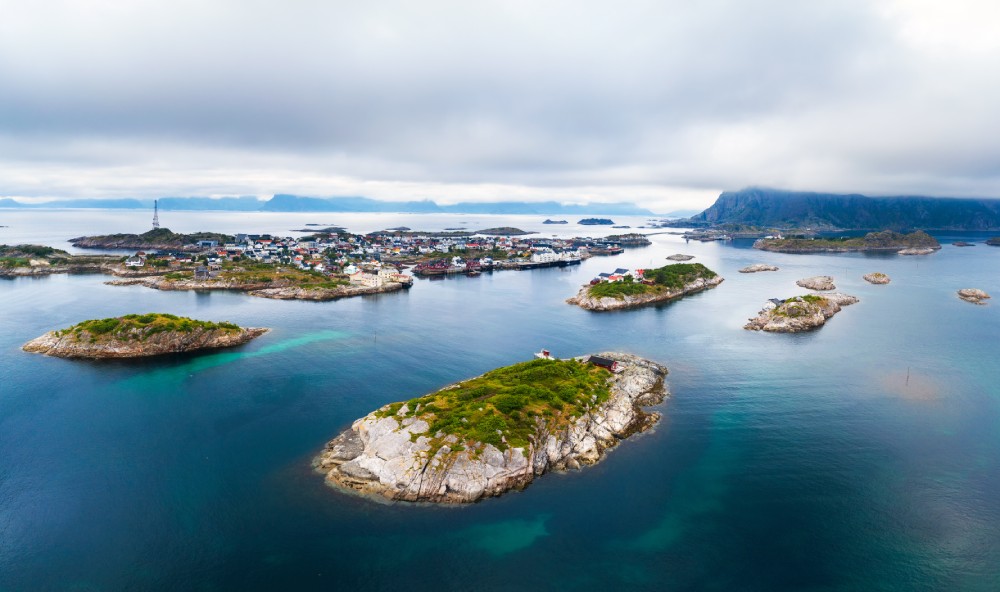 Most beautiful norway coastal towns: Henningsvær