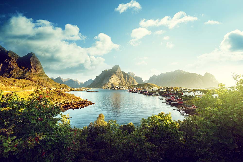 The best things to do in Lofoten Islands in summer: visit Reine