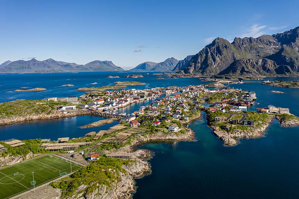 What to do in Lofoten in summer: travel to Henningsvaer